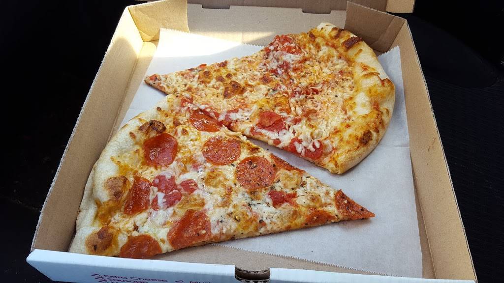 Hot Tomatoes Pizza | restaurant | 542 Tyler St, Pittsfield, MA 01201, USA | 4134436500 OR +1 413-443-6500