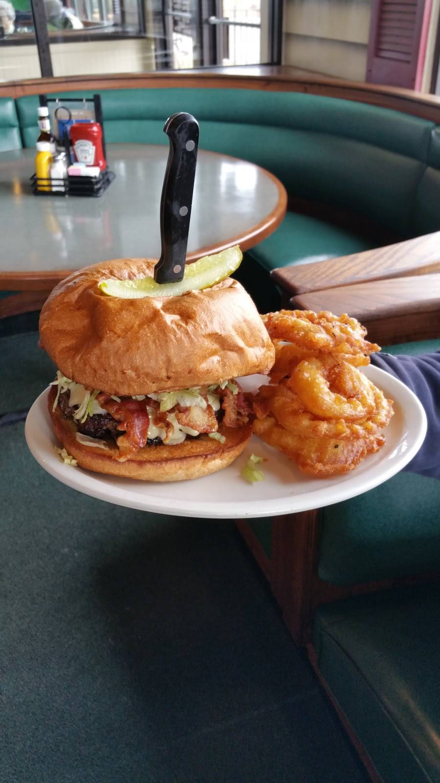 Backyard Grill & Bar | restaurant | 5390 Elevator Rd, Roscoe, IL 61073, USA | 8156236677 OR +1 815-623-6677