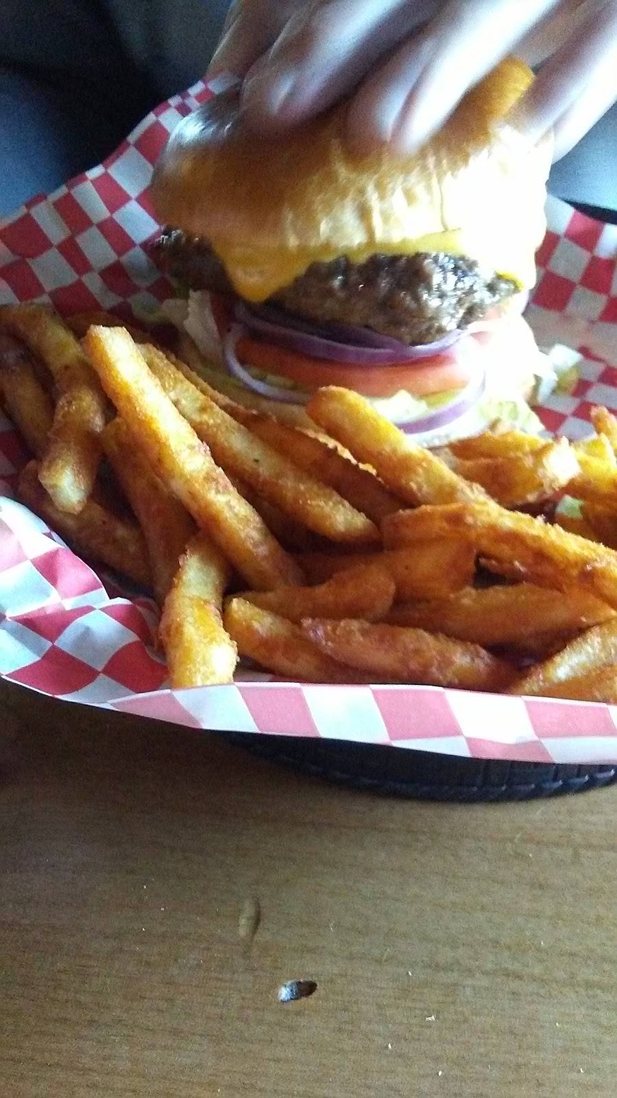 Nikos Red Mill Tavern | restaurant | 1040 Lake Ave, Woodstock, IL 60098, USA | 8153386455 OR +1 815-338-6455