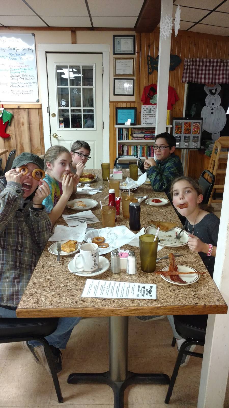 Mr Bs Dairy Bar | restaurant | 403 6th St, Three Rivers, MI 49093, USA | 2692783495 OR +1 269-278-3495