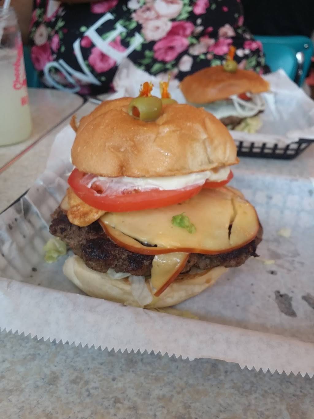 Cheeburger Cheeburger | restaurant | 13311 Manchester Rd, Des Peres, MO 63131, USA | 3148219900 OR +1 314-821-9900