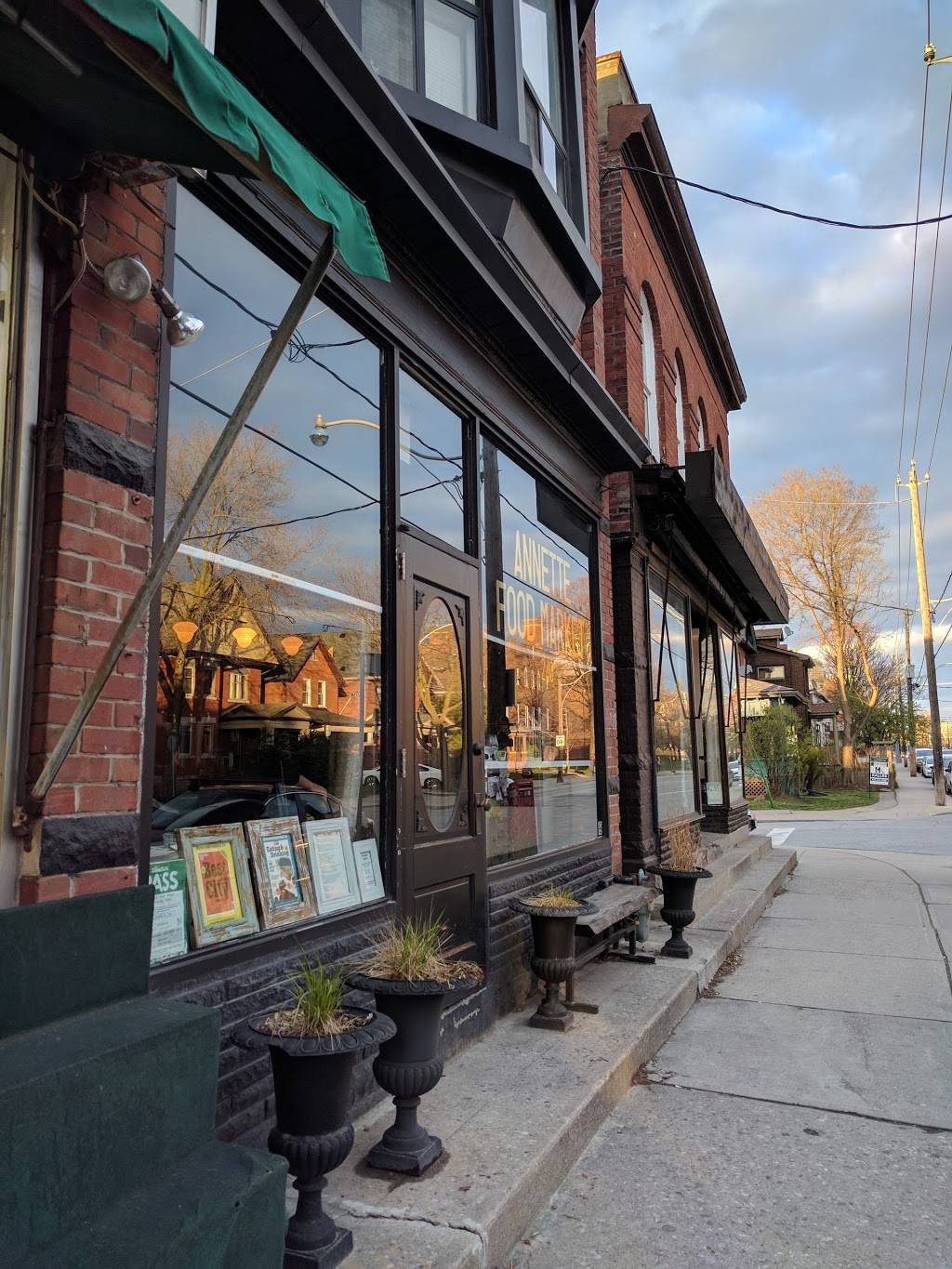 Annette Food Market | meal takeaway | 240 Annette St, Toronto, ON M6P 1R1, Canada | 4165194103 OR +1 416-519-4103