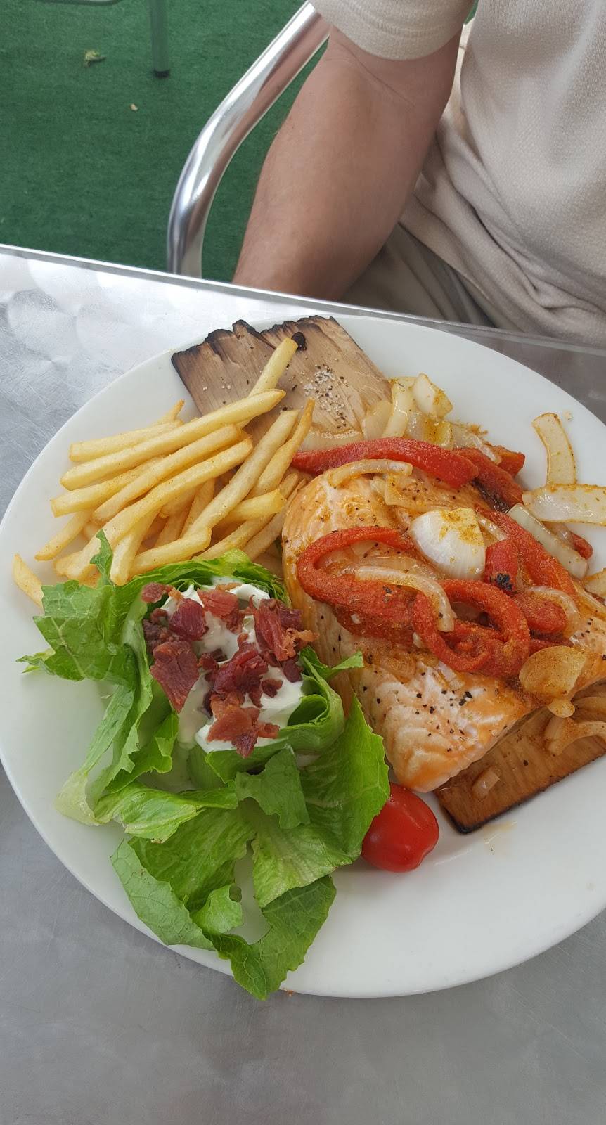 Stonebridge Bar and Grill | restaurant | 5 East Blvd, Onset, MA 02558, USA | 5082912229 OR +1 508-291-2229