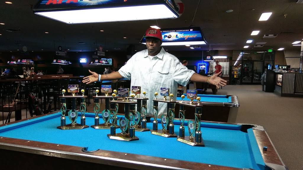 Sharkys Bar & Grill | restaurant | 2902 E Kimberly Rd, Davenport, IA 52807, USA | 5633597225 OR +1 563-359-7225