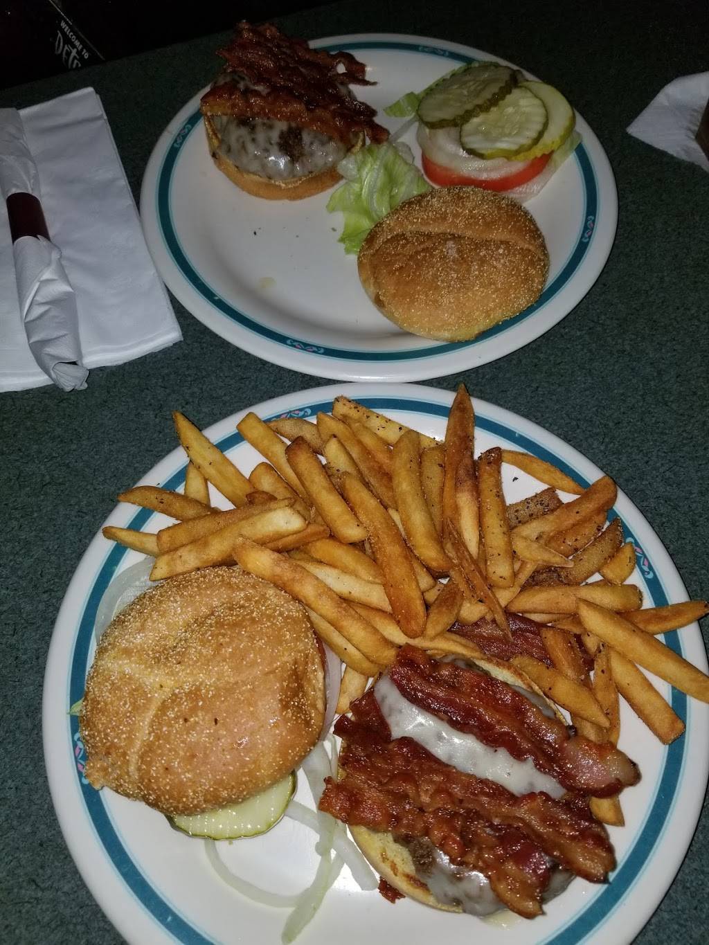 SandBaggers Sports Bar and Grill | restaurant | 25615 Van Dyke Ave, Center Line, MI 48015, USA | 5867595900 OR +1 586-759-5900