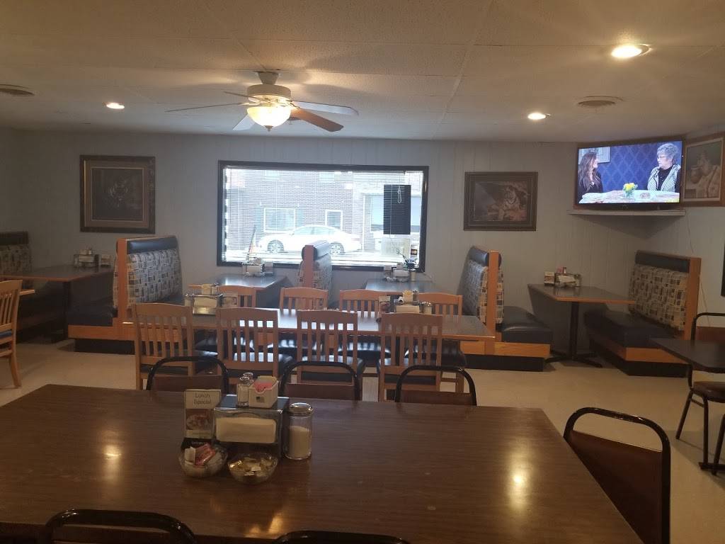 Cissna Park Family Restaurant | restaurant | 104 N 2nd St, Cissna Park, IL 60924, USA | 8154572994 OR +1 815-457-2994