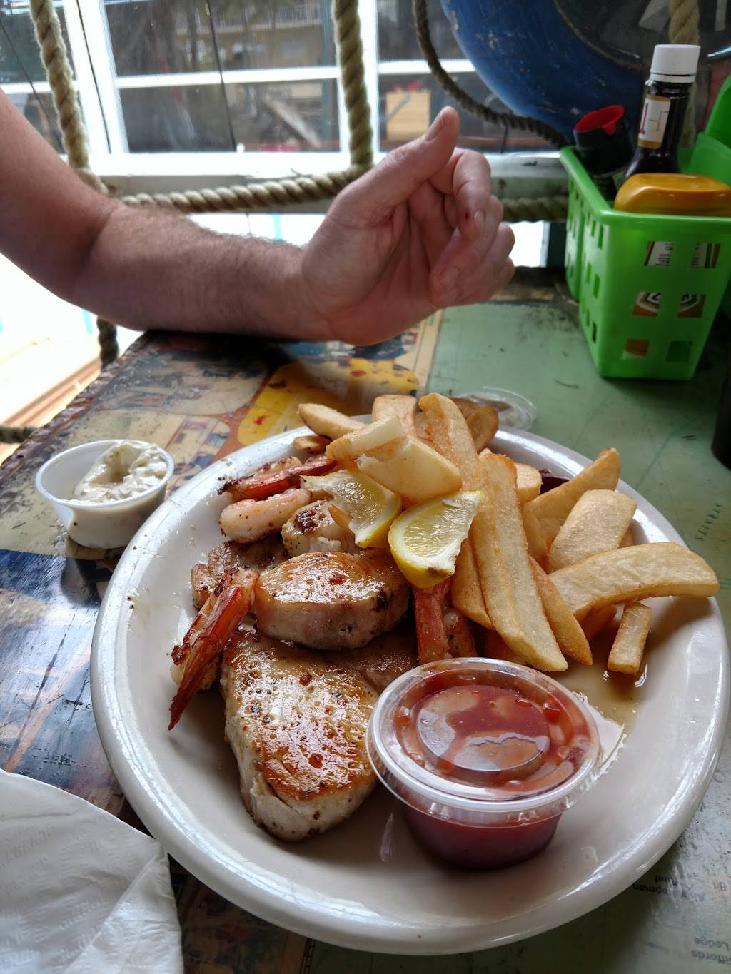 Shipwrecks Bar & Grill | restaurant | 45 Garden Cove Dr, Key Largo, FL 33037, USA | 3054533153 OR +1 305-453-3153
