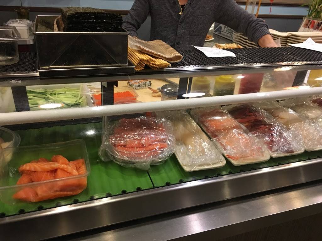 QQ Sushi | restaurant | 52 Kent St W, Lindsay, ON K9V 3Z7, Canada | 7058781188 OR +1 705-878-1188