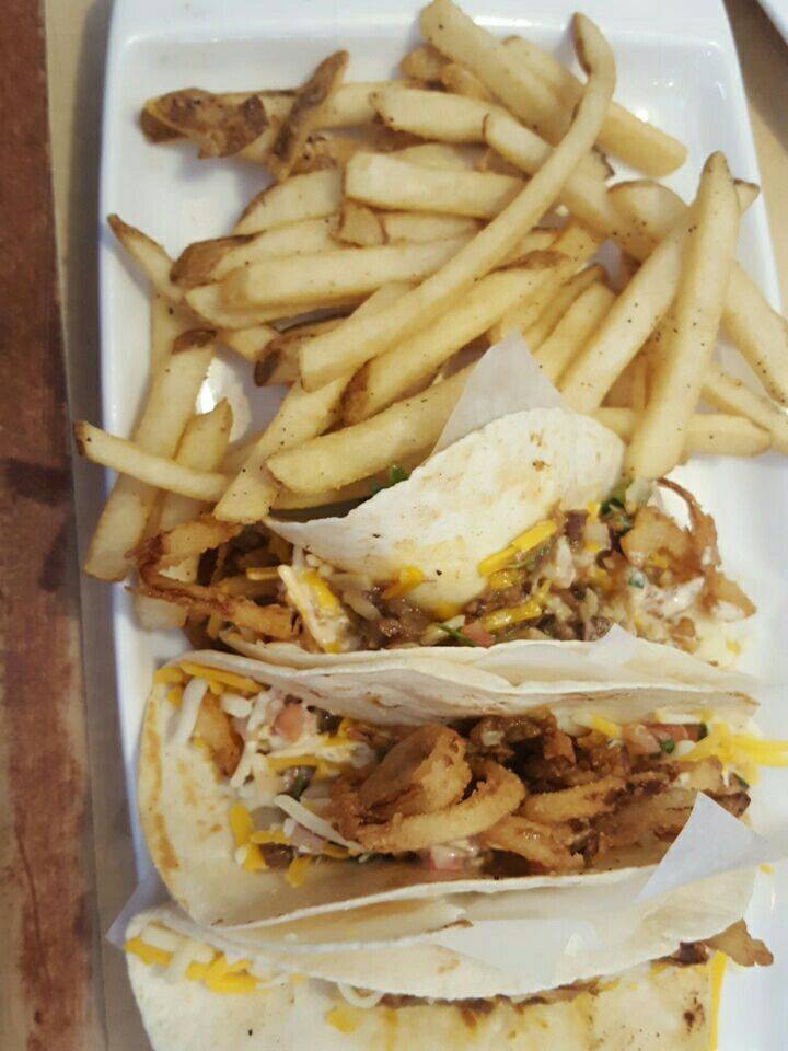 Applebees Grill + Bar | restaurant | 2500 4th St SW, Waverly, IA 50677, USA | 3193529240 OR +1 319-352-9240