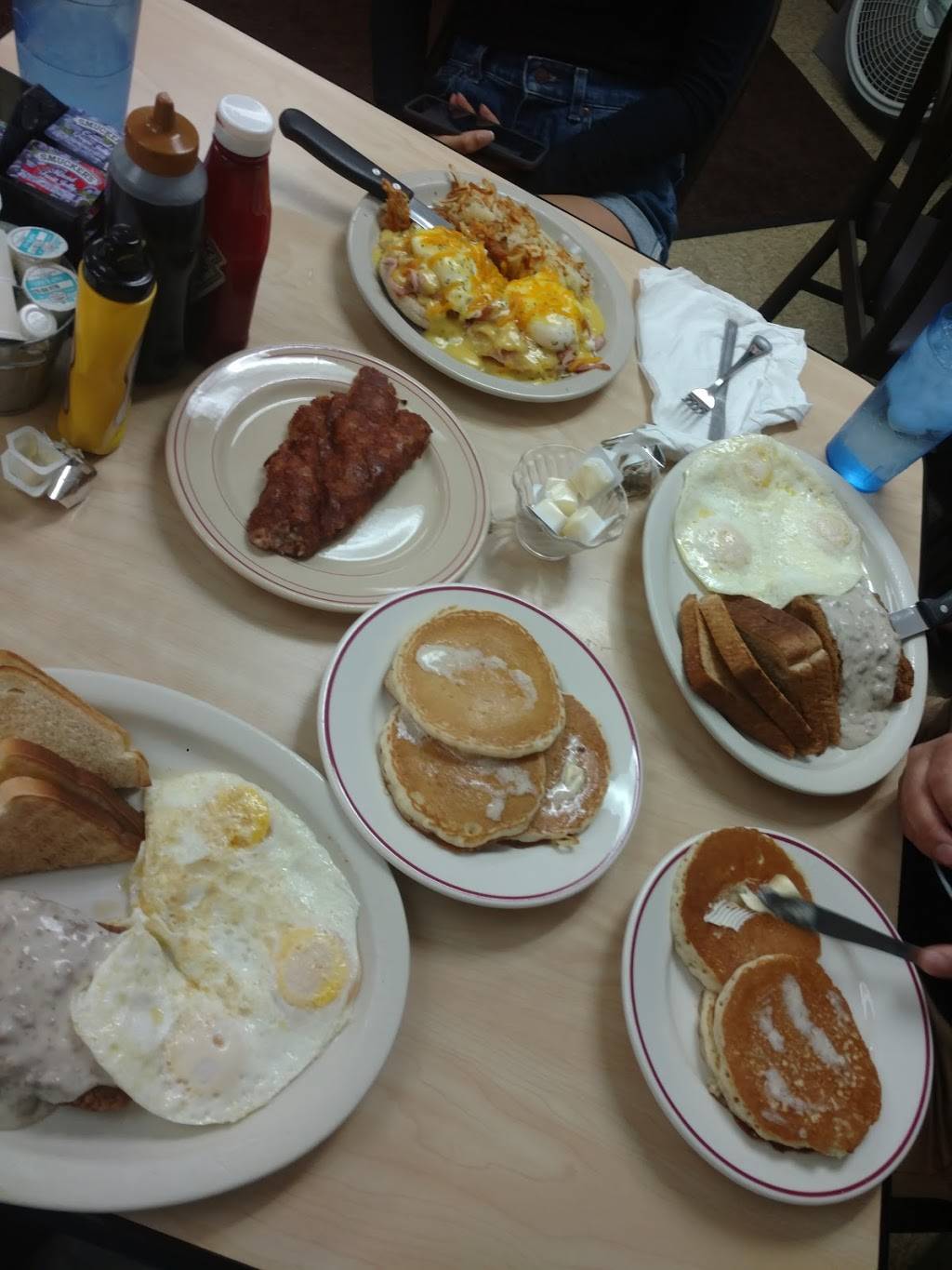 Brendas Family Dining | restaurant | 10597 Lewis Ave, Temperance, MI 48182, USA | 7348541431 OR +1 734-854-1431