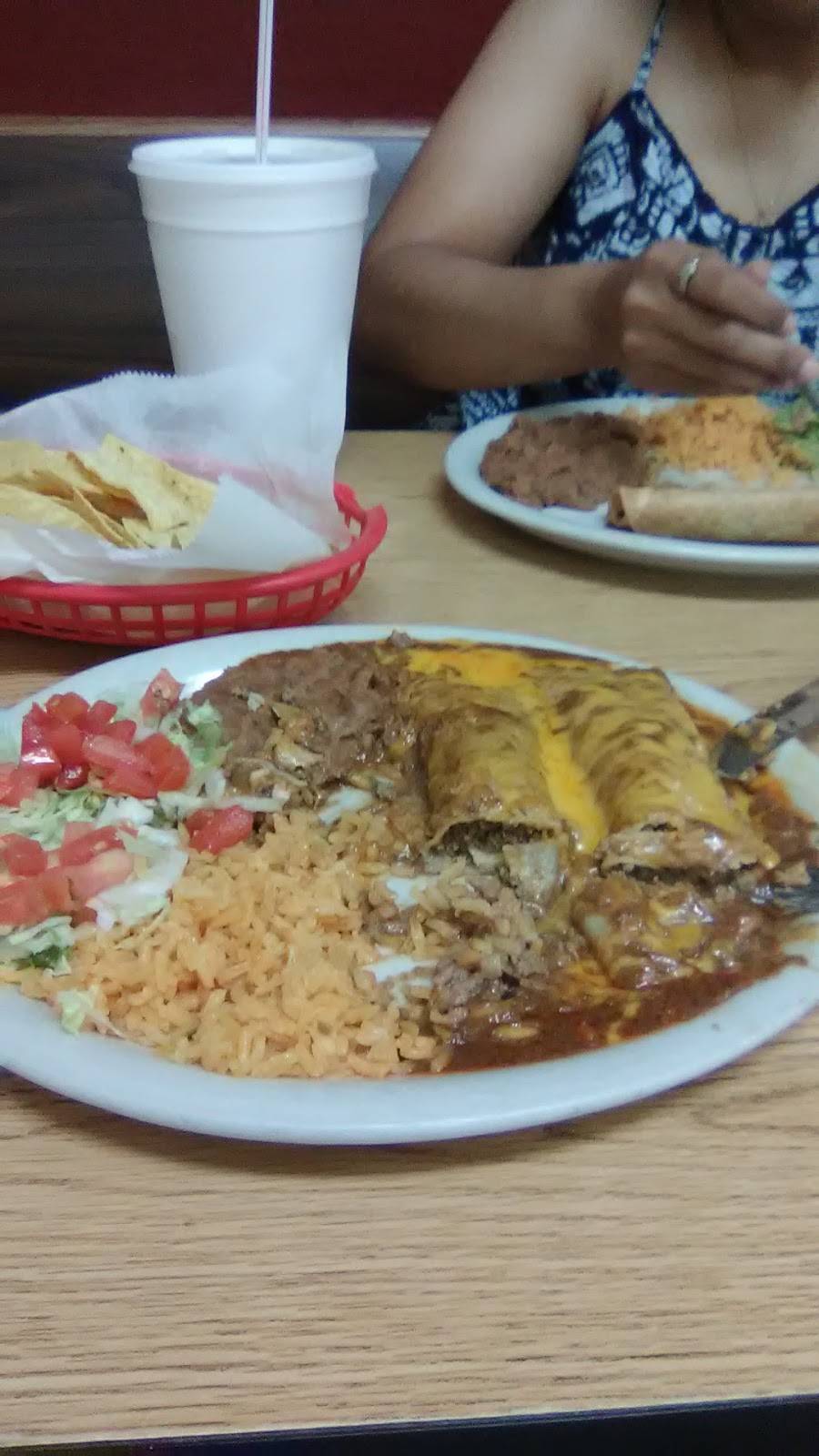 La Tapatia Restaurant | restaurant | 420 S San Patricio St, Sinton, TX 78387, USA | 3613641691 OR +1 361-364-1691