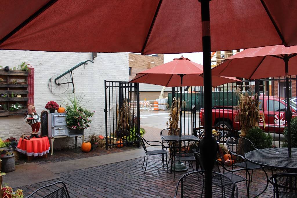 Roberts Roost | restaurant | 600 6th St, Racine, WI 53403, USA | 2627704648 OR +1 262-770-4648