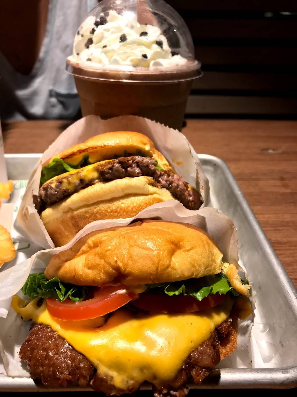 Shake Shack | restaurant | 675 Camino De La Reina, San Diego, CA 92108, USA | 6193911626 OR +1 619-391-1626