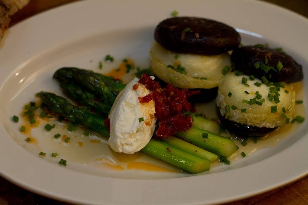 Sonoma Wine Shop / La Bodega Kitchen | restaurant | 2295 Gravenstein Hwy S, Sebastopol, CA 95472, USA | 7078271832 OR +1 707-827-1832