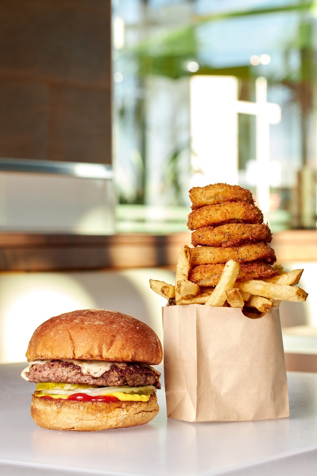 Burger Lounge | restaurant | 5950 Village Way #101, San Diego, CA 92130, USA | 8583261841 OR +1 858-326-1841