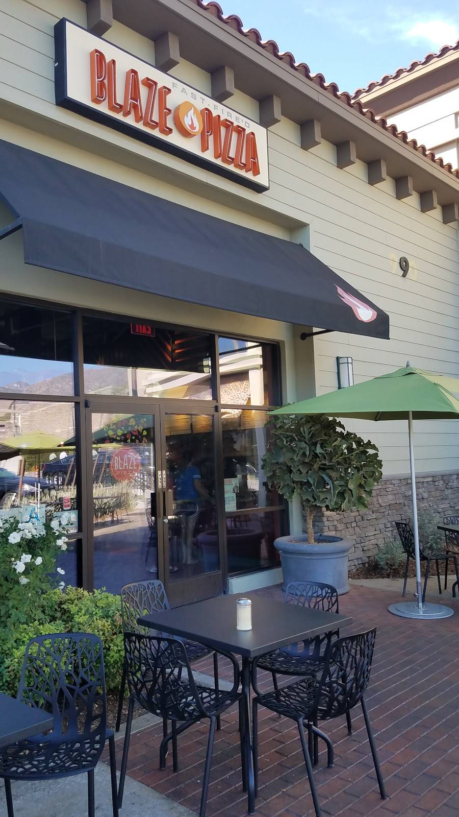Blaze Pizza | meal takeaway | 990 Town Center Dr, La Cañada Flintridge, CA 91011, USA | 8184830535 OR +1 818-483-0535