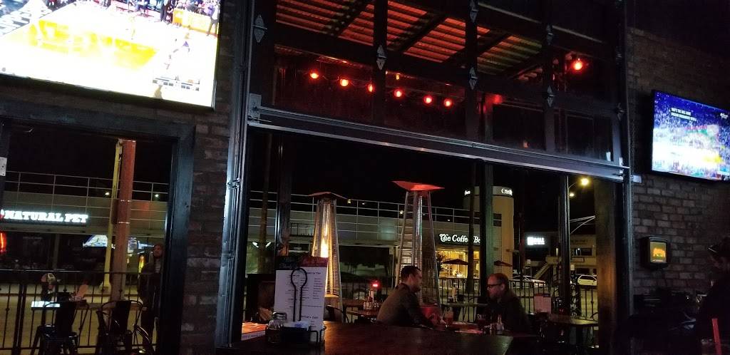 Roccos Tavern | restaurant | 12514 Ventura Blvd, Studio City, CA 91604, USA | 8189859876 OR +1 818-985-9876