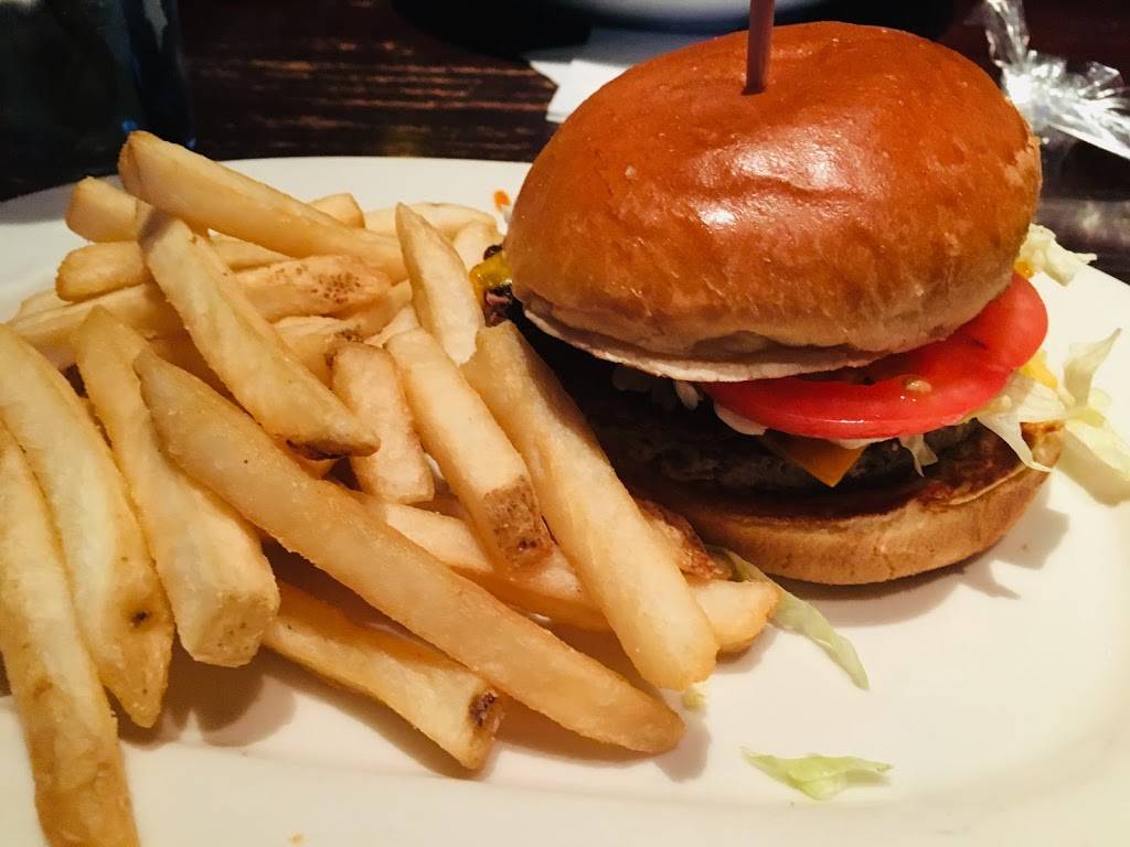 Houlihans | restaurant | 2136 NJ-35, Holmdel, NJ 07733, USA | 7326716633 OR +1 732-671-6633