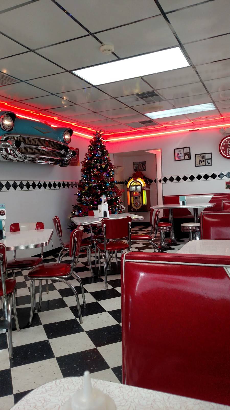 Foxs Pizza Den | restaurant | 128 W Allegheny St, Martinsburg, PA 16662, USA | 8147933366 OR +1 814-793-3366