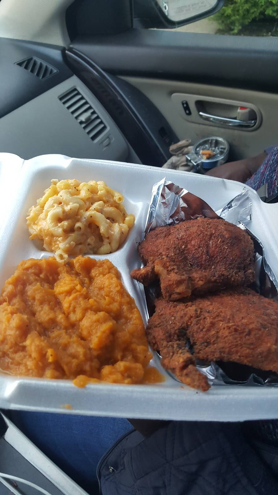 Maxines On Saint James | restaurant | 304 Dudley St, Boston, MA 02119, USA | 6174270927 OR +1 617-427-0927