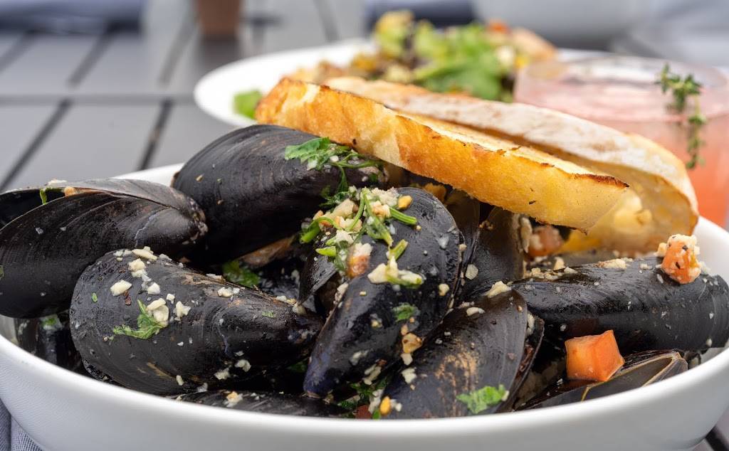 Yella on the Water | restaurant | 25 Western Ave, Gloucester, MA 01930, USA | 9784915334 OR +1 978-491-5334