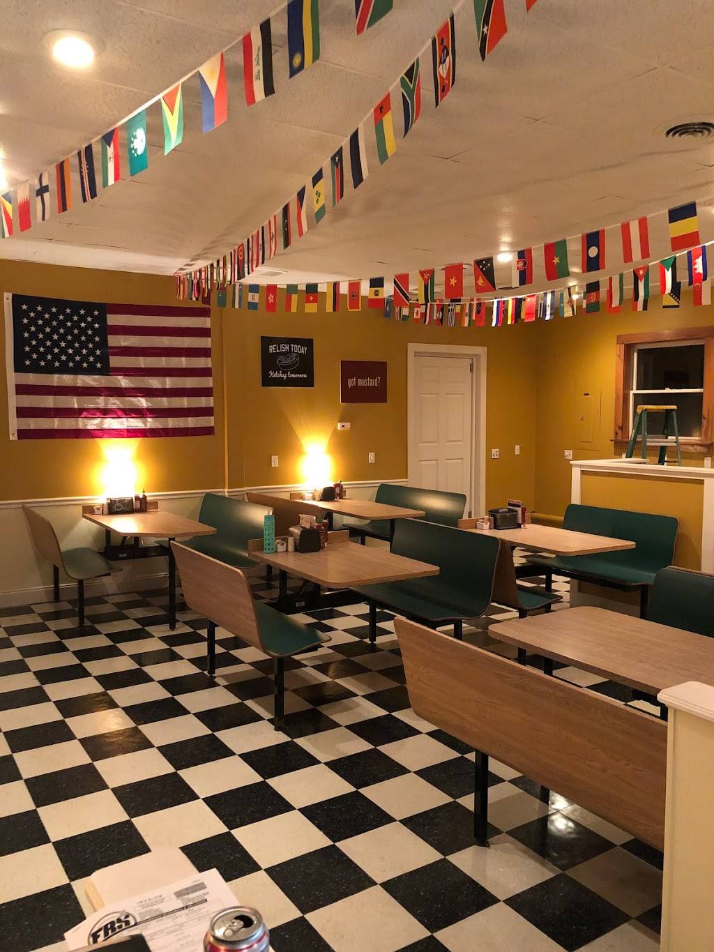 Worldly Wieners Wings and Things / Seven Sisters Tap Room | restaurant | 400 E State St, Black Mountain, NC 28711, USA | 8283578002 OR +1 828-357-8002