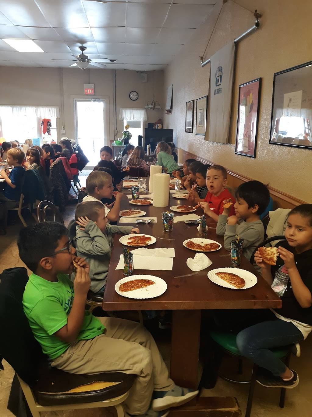 Vinees Pizza | restaurant | 116 N Jefferson St, Cromwell, IN 46732, USA | 2608562301 OR +1 260-856-2301