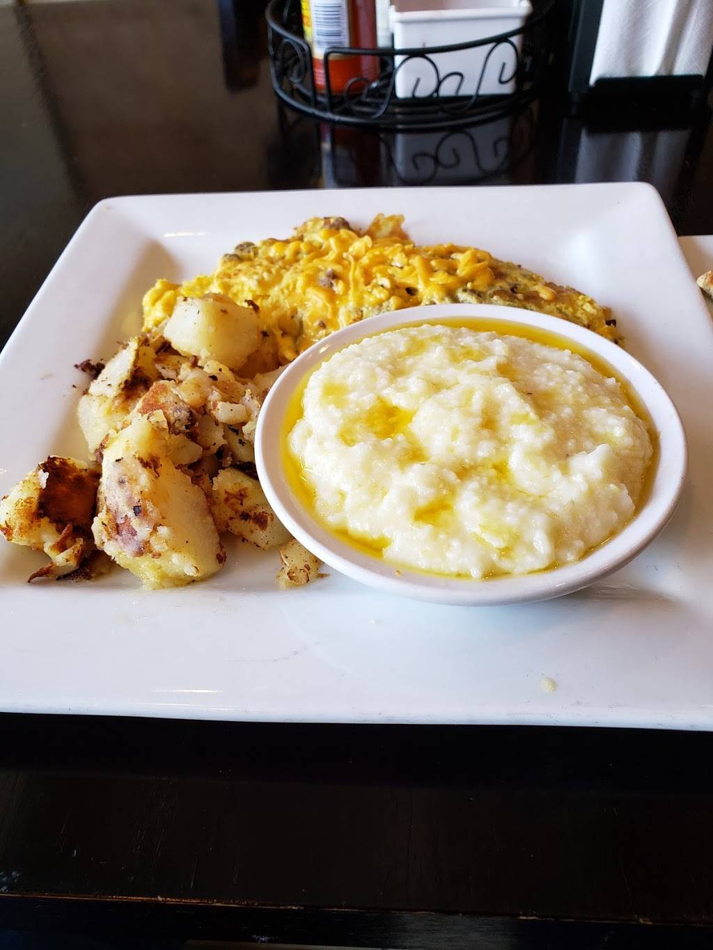 Skidoes | restaurant | 235 E 51st St, Chicago, IL 60615, USA | 7736905287 OR +1 773-690-5287