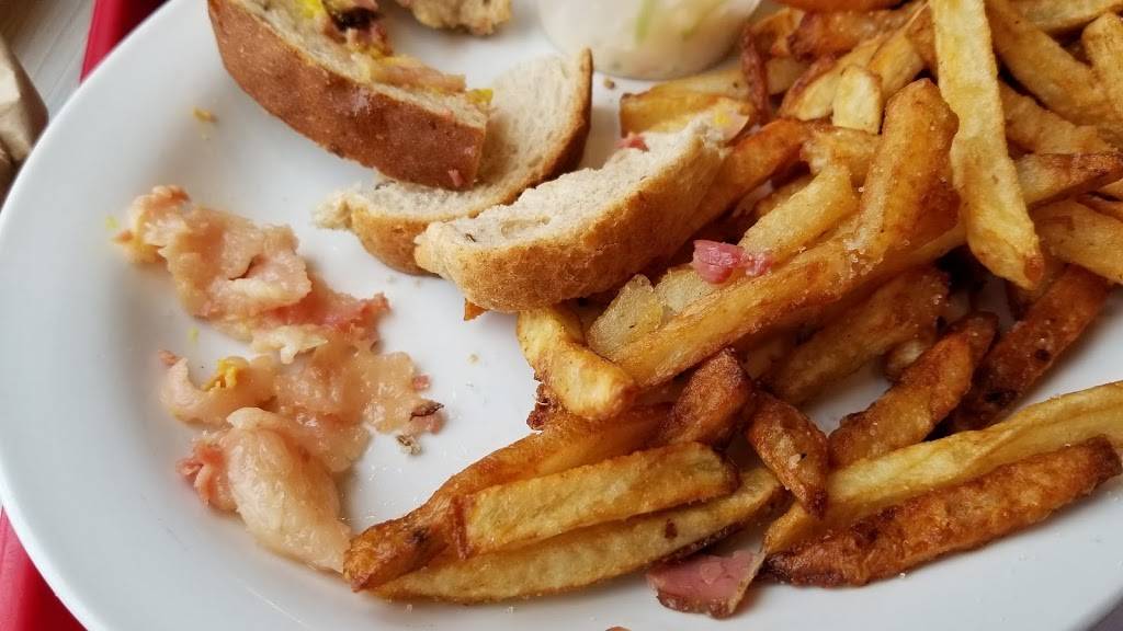 Louis Luncheonette | restaurant | 1875 Rue King Ouest, Sherbrooke, QC J1J 2E3, Canada | 8195648221 OR +1 819-564-8221