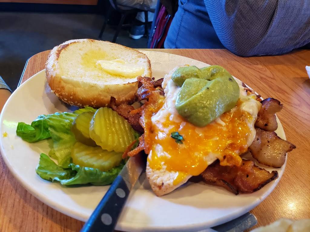 Judis Place | restaurant | 930 Center Ave, Oostburg, WI 53070, USA | 9205643535 OR +1 920-564-3535