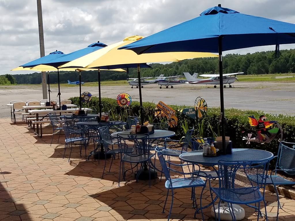 Charlys Airport Restaurant | restaurant | 100 Marclay Dr, Williamsburg, VA 23185, USA | 7572580034 OR +1 757-258-0034