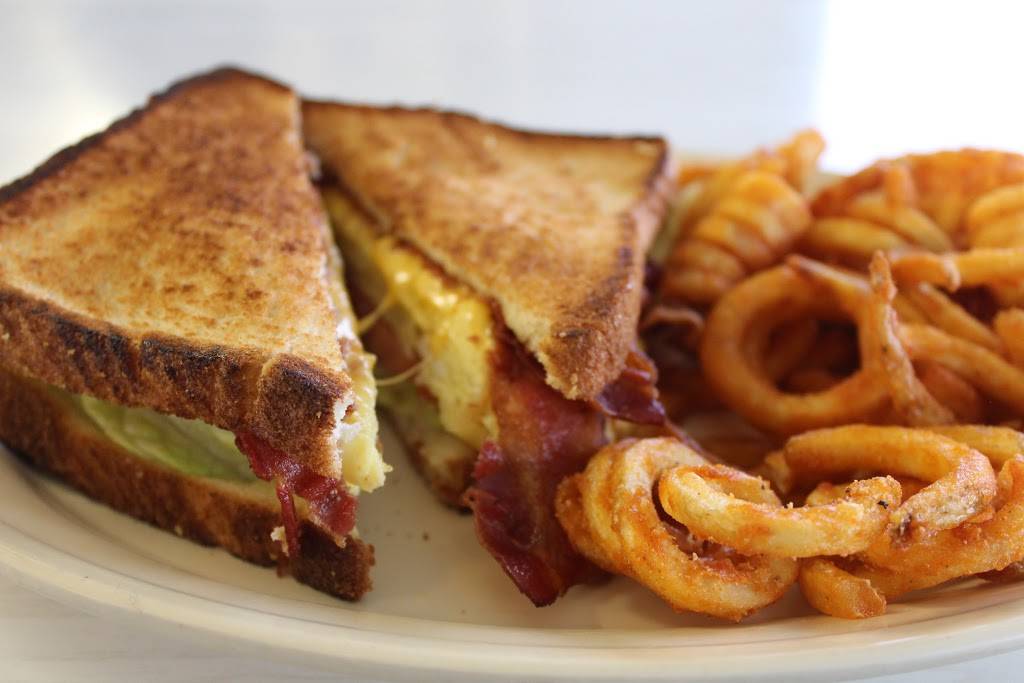 Chefs Drive-In | restaurant | 1101 Main St, Altavista, VA 24517, USA | 4343695590 OR +1 434-369-5590