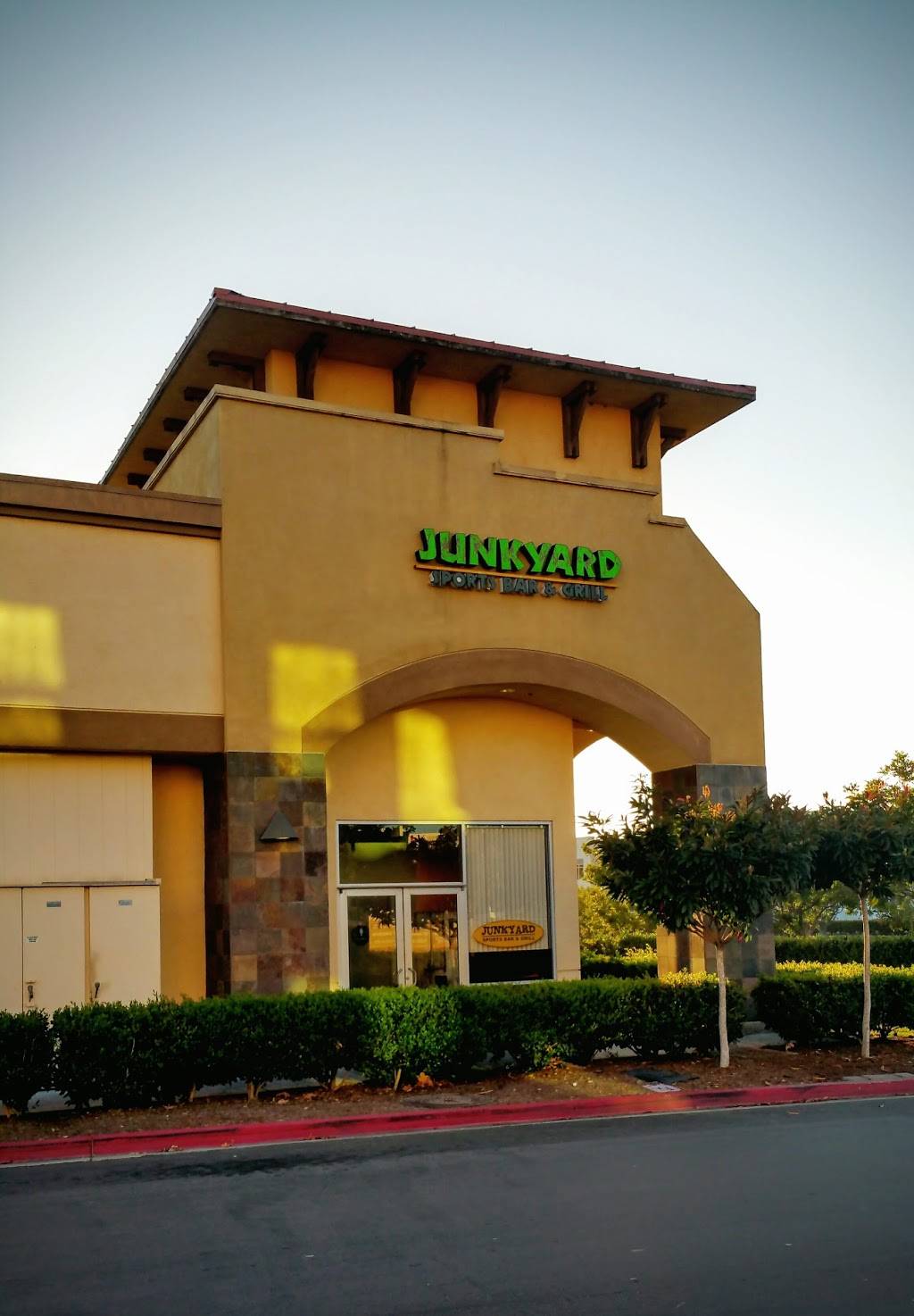 Junkyard Sports Bar & Grill | restaurant | Oceanside, CA 92056, USA | 7602316600 OR +1 760-231-6600