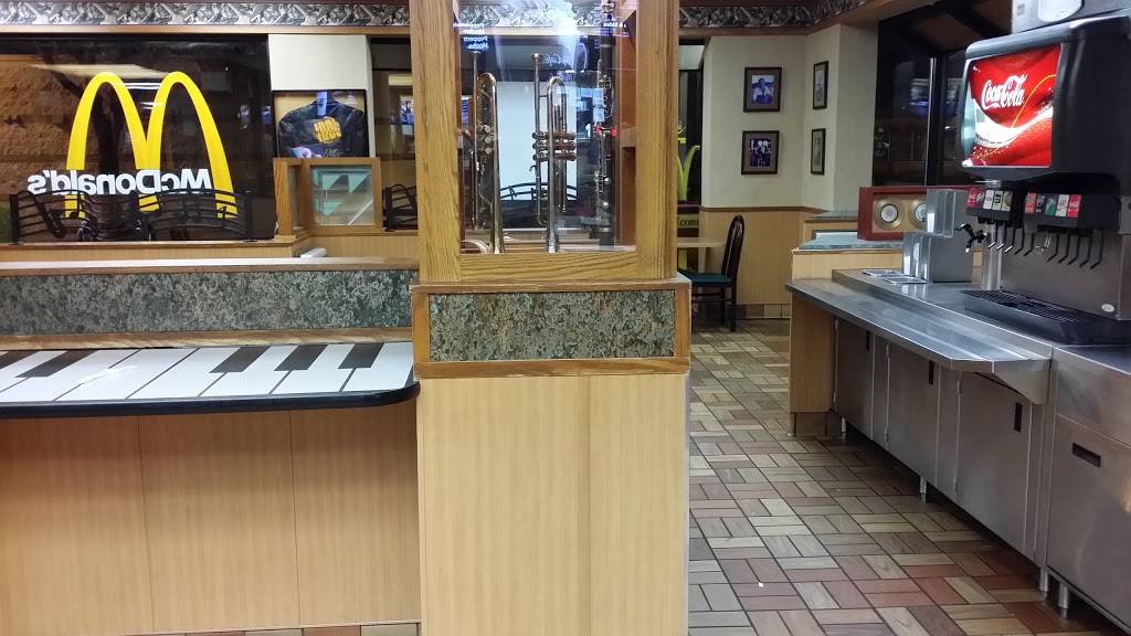 McDonalds | cafe | 7451 W Appleton Ave, Milwaukee, WI 53216, USA | 4144637332 OR +1 414-463-7332