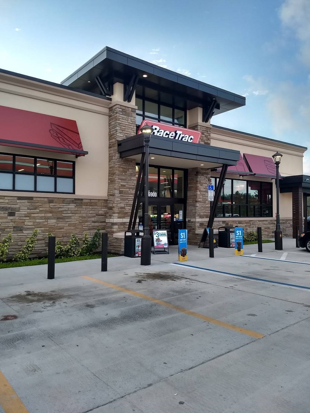 RaceTrac | bakery | 16900 N Cleveland Ave, North Fort Myers, FL 33903, USA | 2399950325 OR +1 239-995-0325