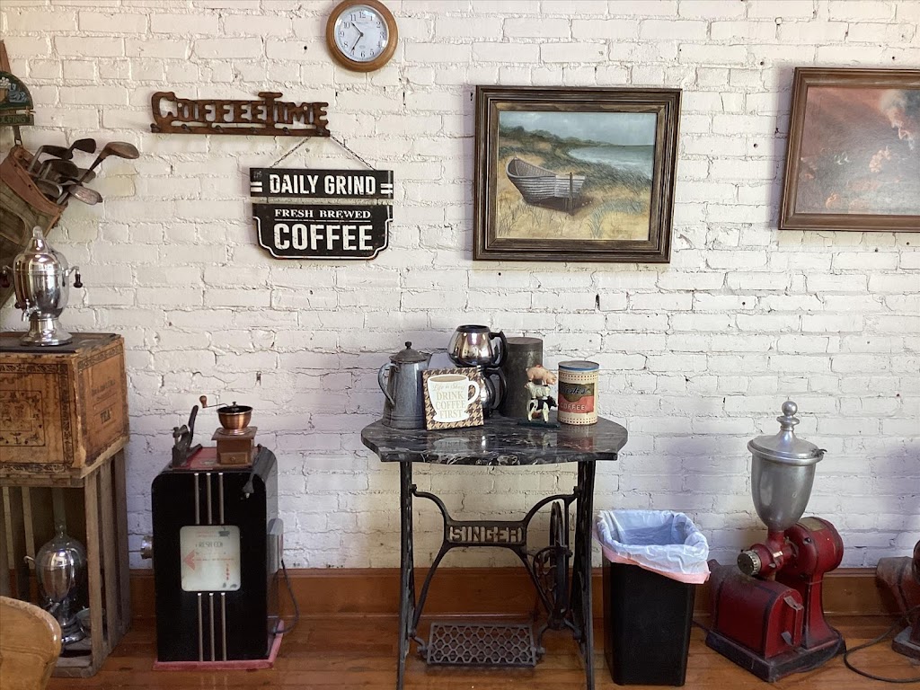 The Daily Grind | cafe | 236 S Central Ave, Marshfield, WI 54449, USA | 7153876607 OR +1 715-387-6607