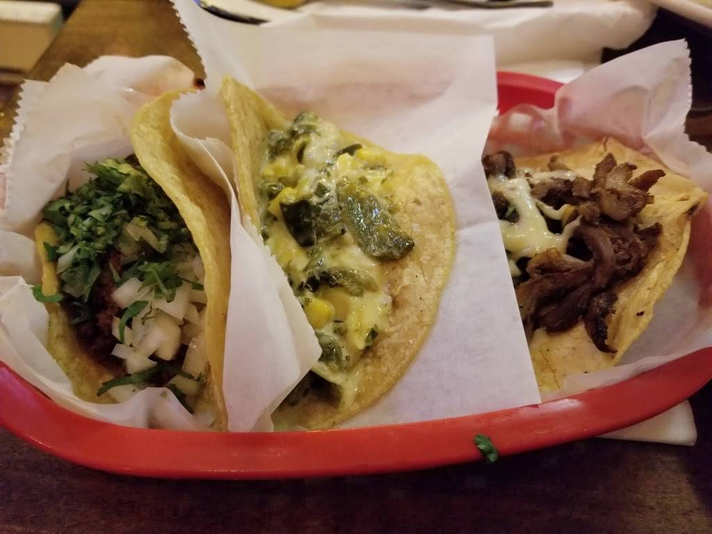 La Lagartija Taqueria | restaurant | 132 S Ashland Ave, Chicago, IL 60607, USA | 3127337772 OR +1 312-733-7772