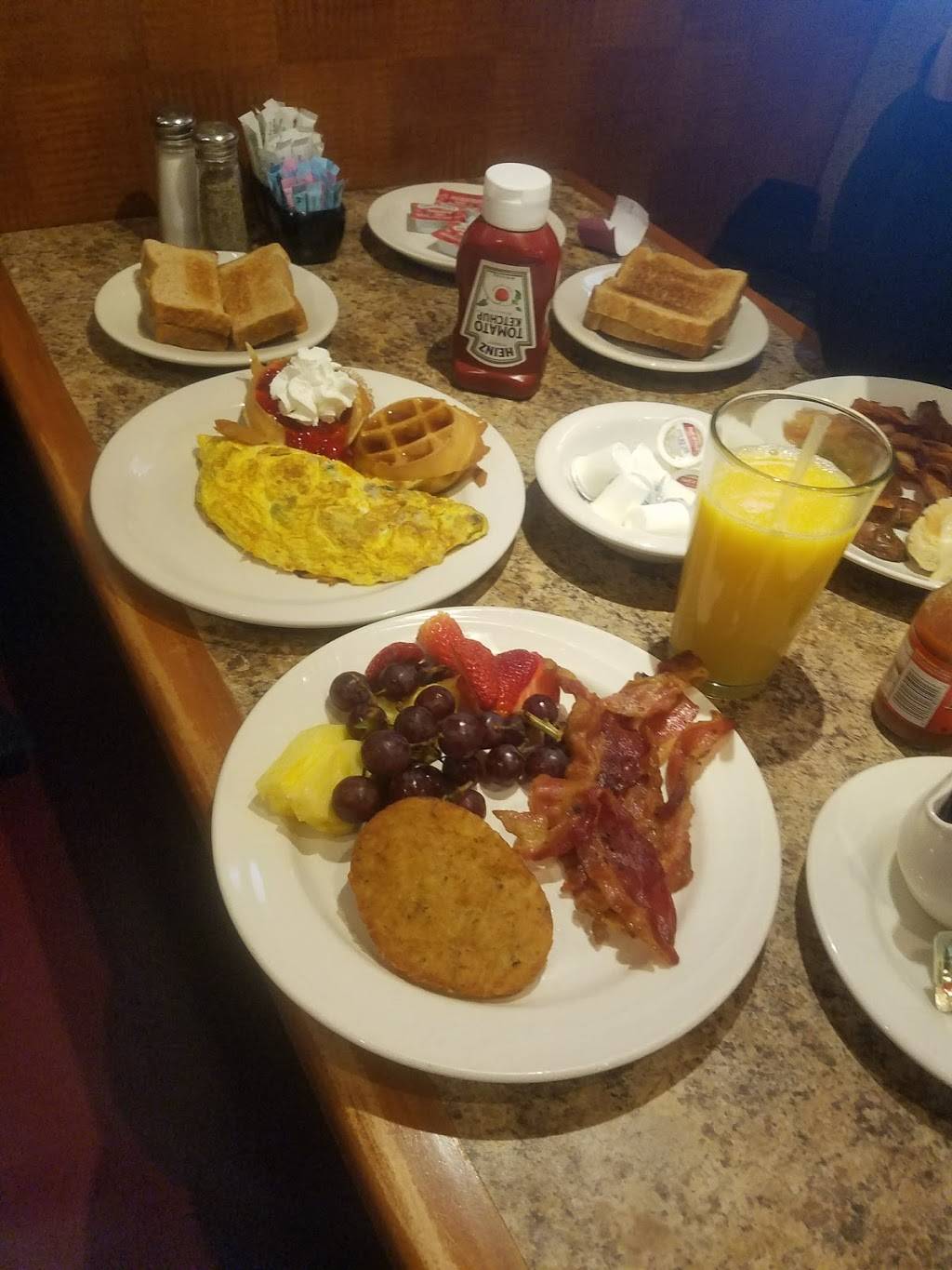 Moes On Ten | restaurant | 39455 W 10 Mile Rd, Novi, MI 48375, USA | 2484789742 OR +1 248-478-9742