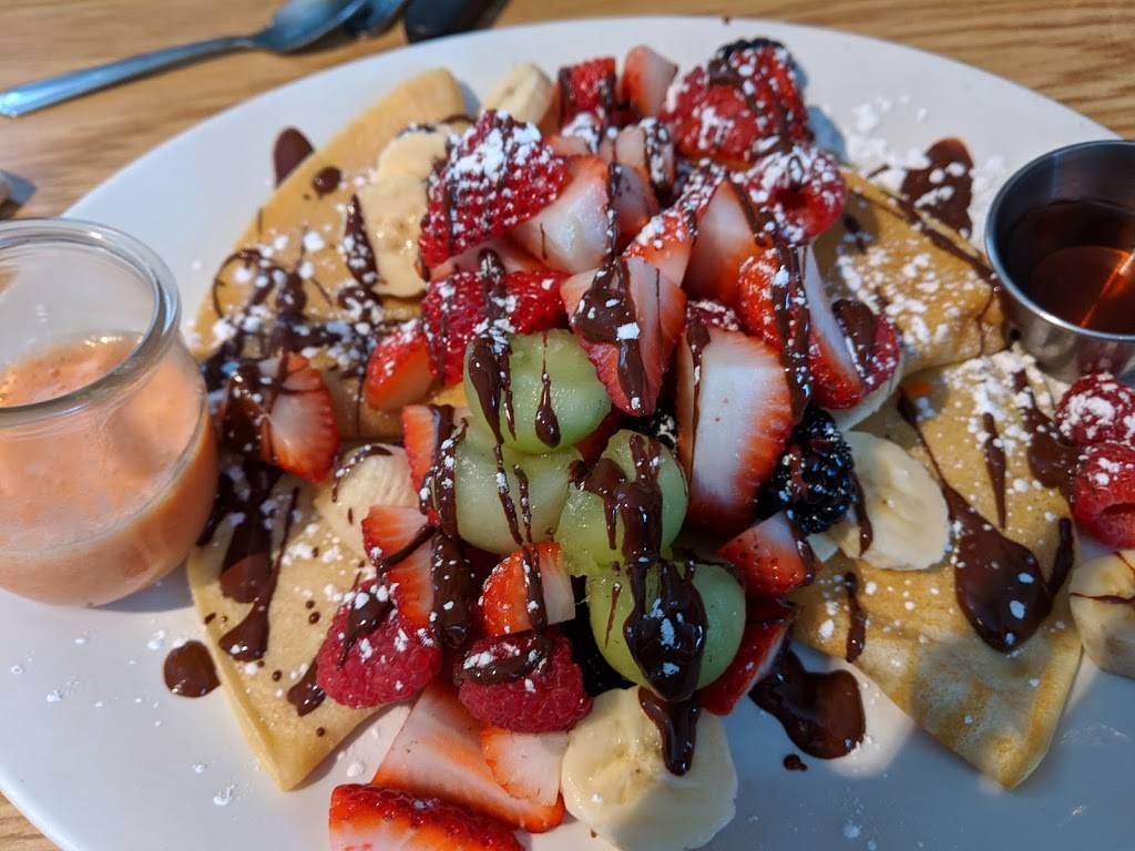 Charlotte café | restaurant | 958 Rue Labelle, Mont-Tremblant, QC J8E 2W5, Canada | 8194296635 OR +1 819-429-6635