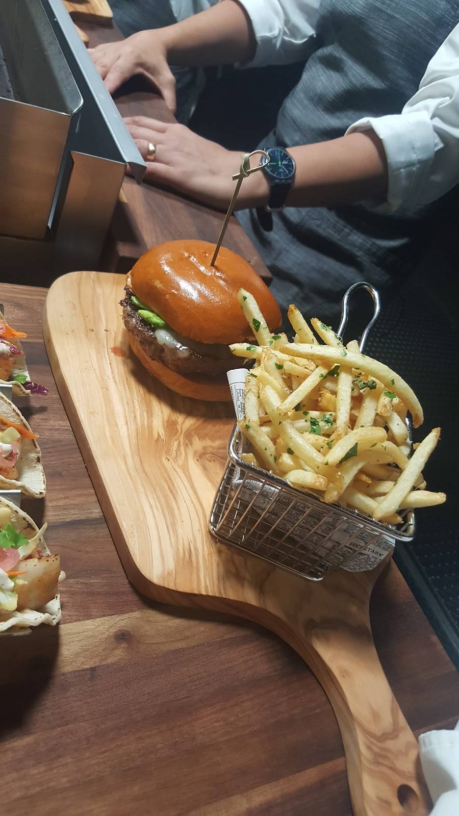 Patrick Molloys Sports Pub | night club | 50 Pier Ave, Hermosa Beach, CA 90254, USA | 3107989762 OR +1 310-798-9762