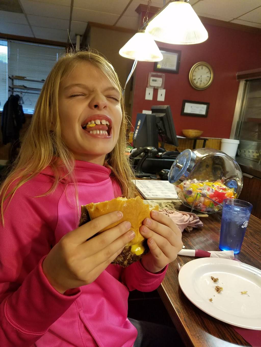 Steves Grill | restaurant | 700 N Halleck St, De Motte, IN 46310, USA | 2199872431 OR +1 219-987-2431