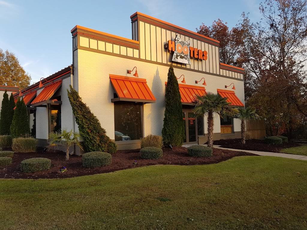 Hooters | restaurant | 1105 Merchants Way, Chesapeake, VA 23320, USA | 7575498585 OR +1 757-549-8585
