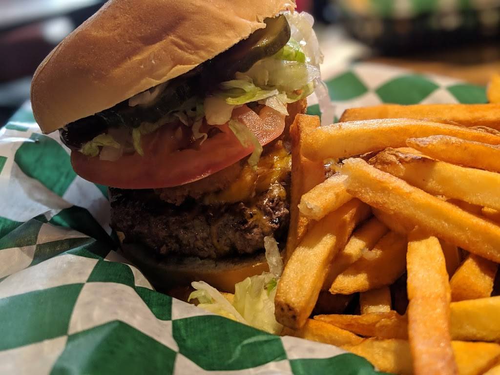 Freddies Tavern | restaurant | 705 S Adams St, Mt Pleasant, MI 48858, USA | 9897732180 OR +1 989-773-2180