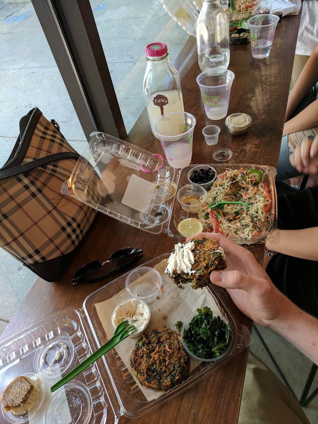 Chicago Raw | restaurant | 51 W Huron St, Chicago, IL 60654, USA | 3126642729 OR +1 312-664-2729