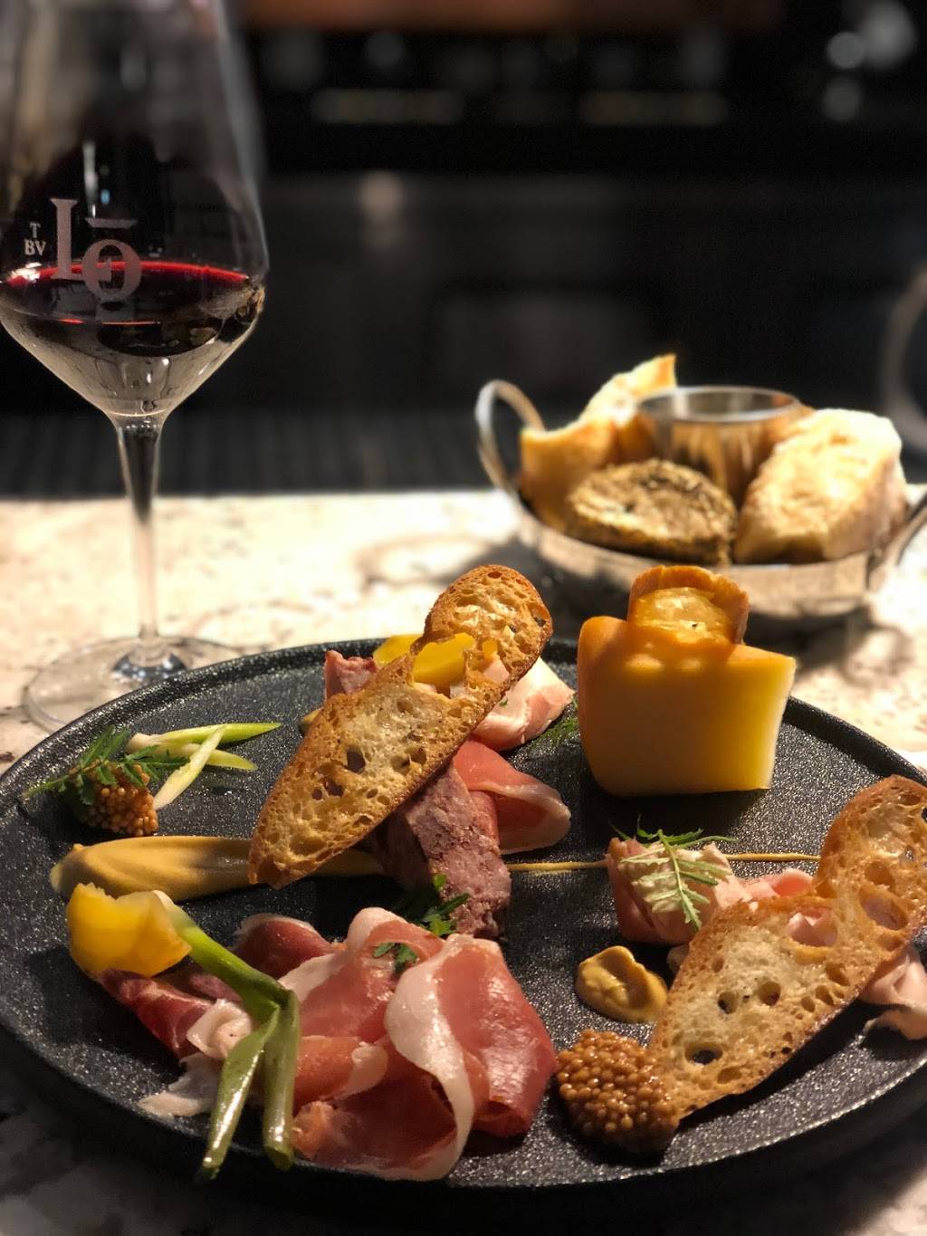 Louise Taverne & Bar à Vin | restaurant | 48 Rue Saint-Paul, Québec, QC G1K 3V7, Canada | 4187807255 OR +1 418-780-7255