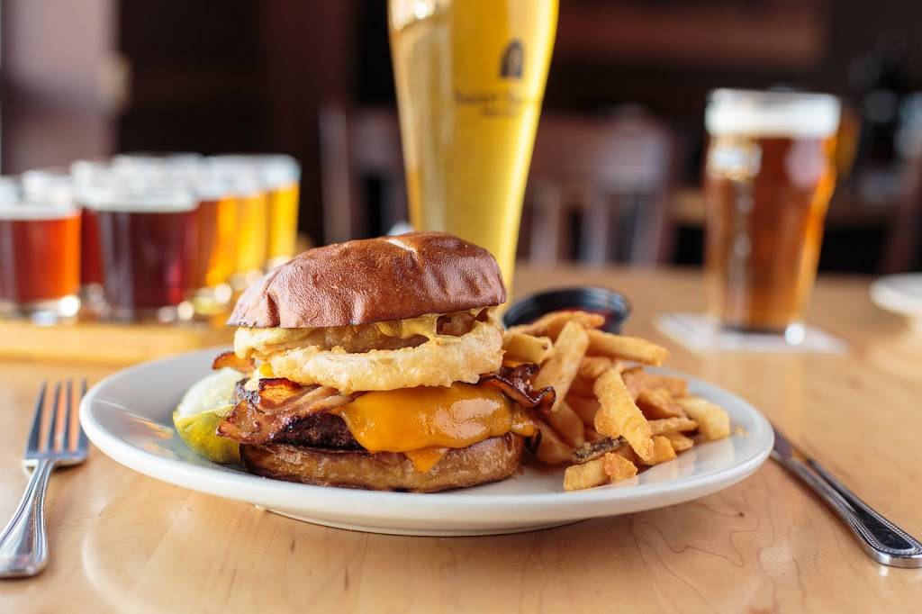 St. Francis Brewery & Restaurant | restaurant | 3825 S Kinnickinnic Ave, St Francis, WI 53235, USA | 4147444448 OR +1 414-744-4448