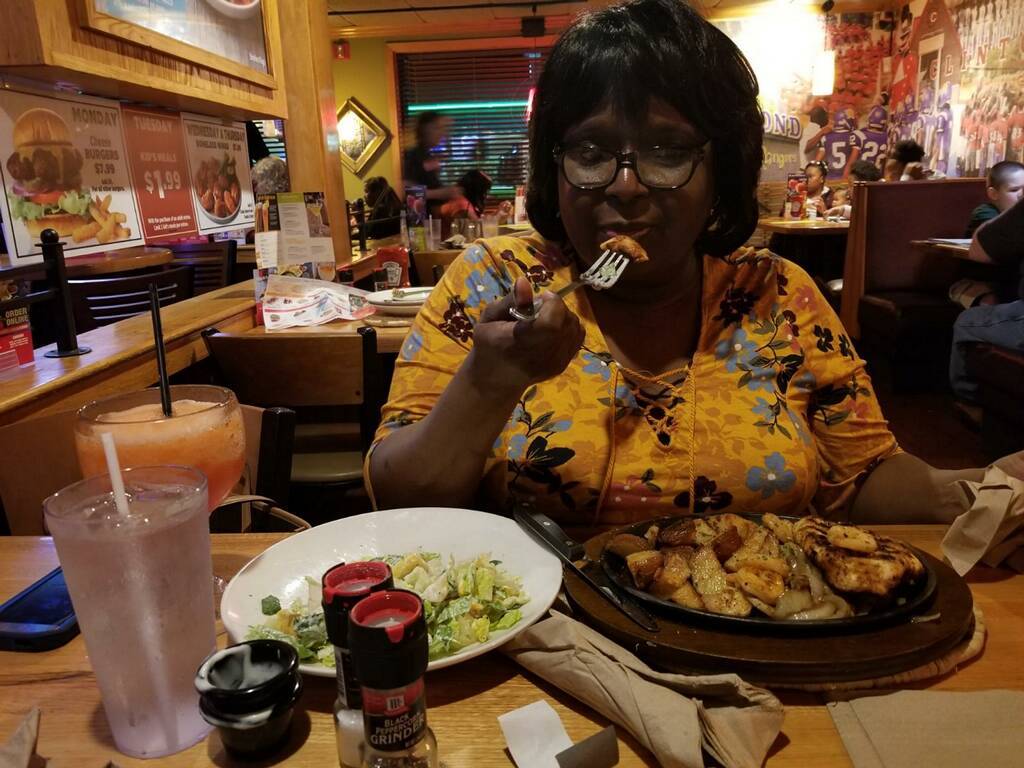 Applebees Grill + Bar | restaurant | 111 Clinton Center Dr, Clinton, MS 39056, USA | 6019248644 OR +1 601-924-8644