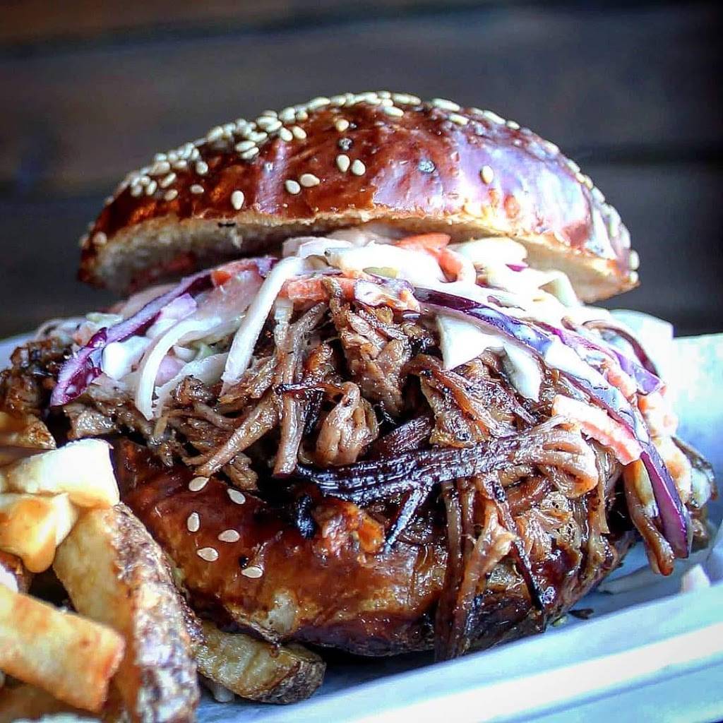 Moes BBQ | restaurant | 2446 Bank St, Ottawa, ON K1V 1A4, Canada | 6136951786 OR +1 613-695-1786