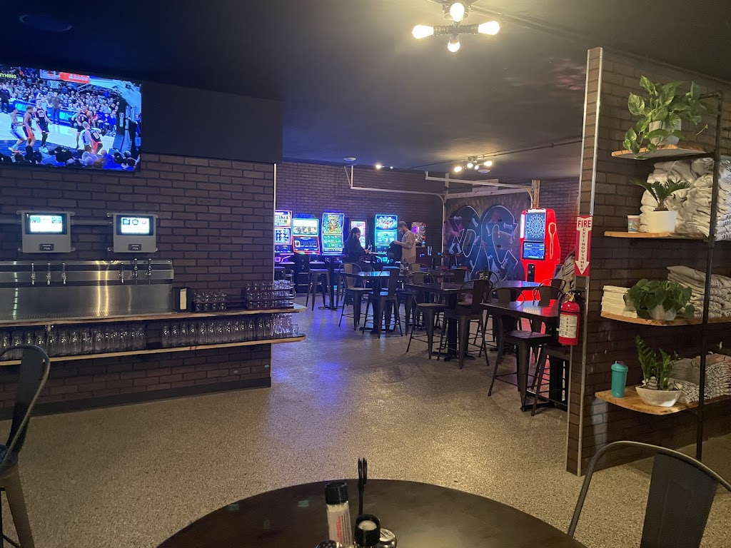 Draft City Taproom | restaurant | 602 W Pine St, Baraboo, WI 53913, USA | 6084482285 OR +1 608-448-2285