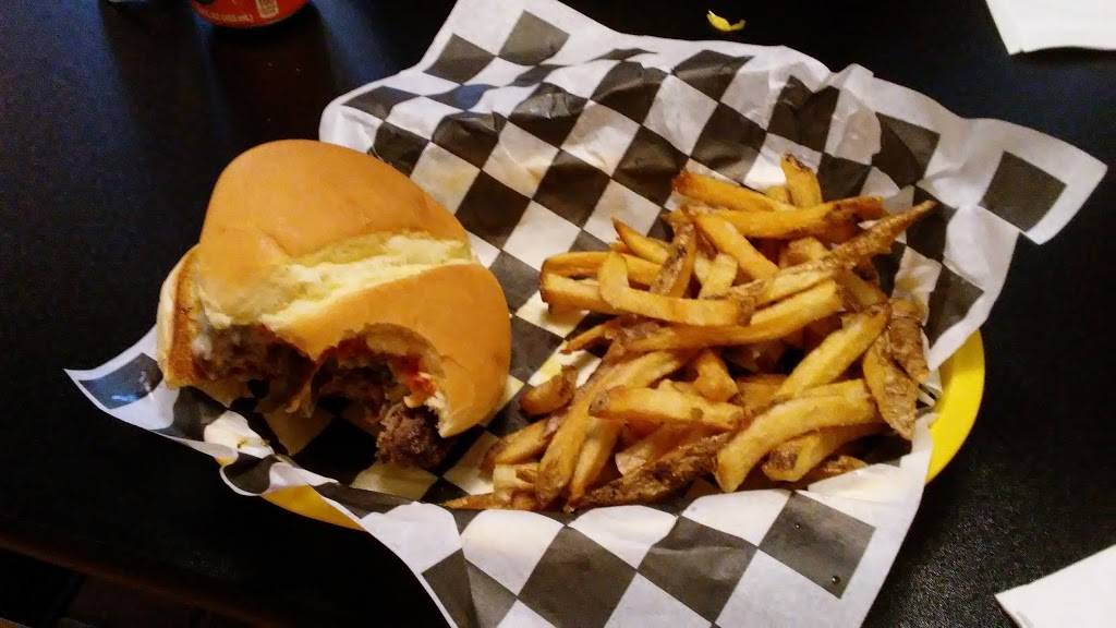 11:11 Burgers & Beignets | restaurant | 417 S Main St, Fond du Lac, WI 54935, USA | 9209336566 OR +1 920-933-6566